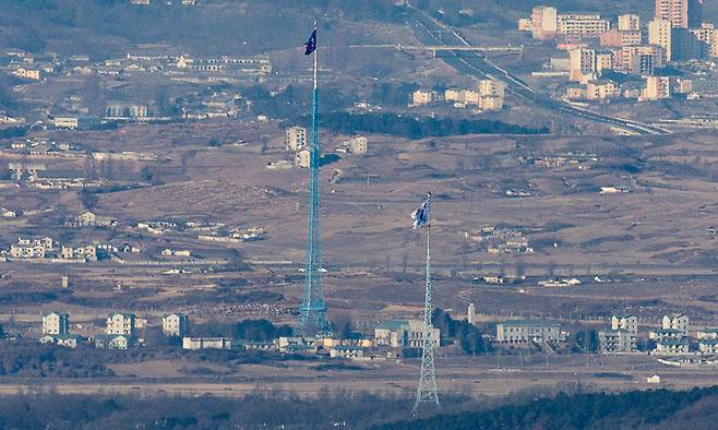 경기도 파주시 접경지역에서 바라본 서부전선 비무장지대(DMZ)에서 남측 대성동 마을 태극기와 북측 기정동 마을 인공기가 펄럭이고 있다. 연합