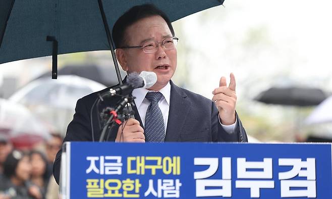 김부겸 전 국무총리가 지난 3월 30일 2∙28기념중앙공원에서 대구시장 선거 출마를 밝히고 있다. 대구=연합뉴스