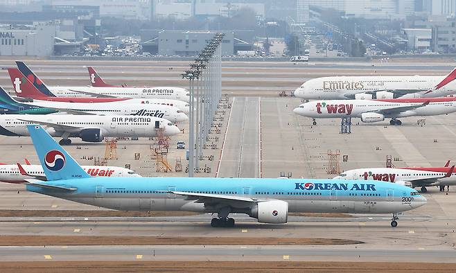 중동 전쟁발 대외환경 악화에 국내 최대 항공사인 대한항공과 계열 저비용항공사(LCC)인 진에어, 에어부산, 에어서울 등이 전사 비상경영 체제에 돌입했다. 1일 인천국제공항에서 대한항공 여객기가 이륙을 위해 이동하고 있다. 연합뉴스