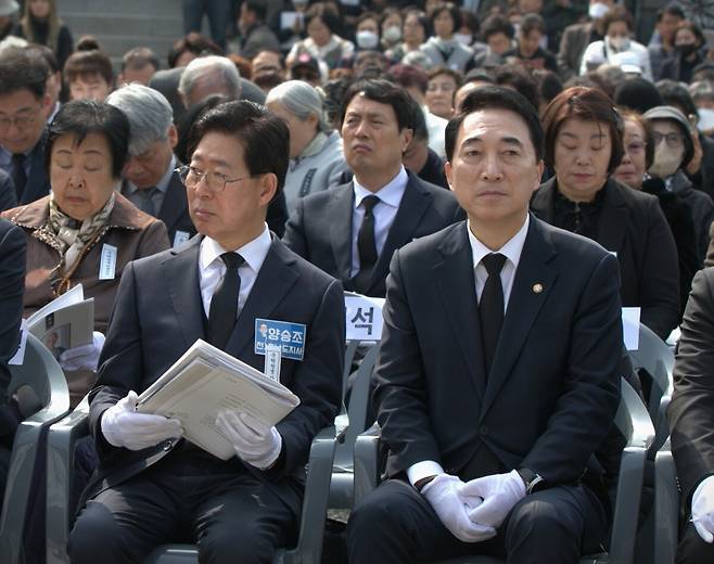 지난달 27일 충남 천안 태조산 각원사 창건주 조실 경해당 법인 대종사 영결식에 참석한 양승조(왼쪽) 전 충남지사와 박수현 의원이 나란히 자리에 앉았다.