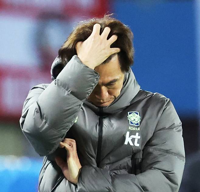 31일(현지시간) 오스트리아 빈 에른스트 하펠 스타디움에서 열린 한국 축구 국가대표팀과 오스트리아의 평가전에서 홍명보 감독이 계속되는 득점 실패에 아쉬워하고 있다. 빈=연합뉴스