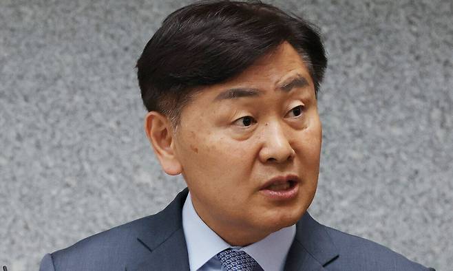 김관영 전북특별자치도지사가 1일 도청에서 취재진에게 "청년들에게 대리비를 줬다가 회수했다"며 "당 윤리감찰단에 있는 그대로 소명하겠다"고 밝히고 있다. 연합뉴스