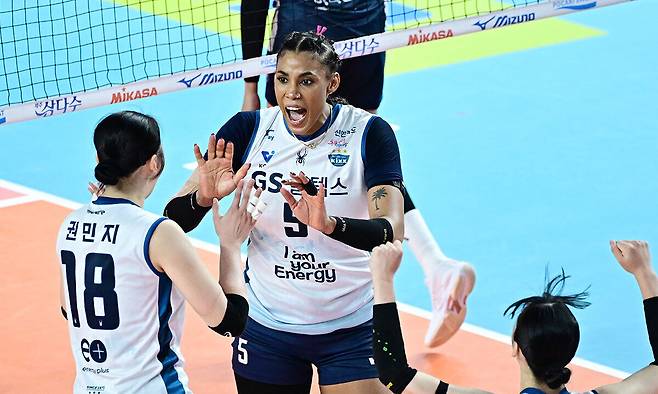 GS칼텍스의 지젤 실바(오른쪽)가 1일 김천체육관에서 열린 2025∼2026 V리그 여자부 챔피언결정전 1차전에서 공격을 성공한 뒤 권민지(왼쪽)와 하이파이브를 하고 있다. 한국배구연맹 제공