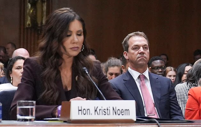 지난달 초 국토안보부 장관직에서 해임 되기 직전 상원 법사위원회 청문회에 출석한 놈 전 장관은 트럼프 대통령의 측근인 코리 르완도스키와의 불륜 의혹에 대한 질문을 받고 답변을 회피했다. 당시 청문회에서 바로 뒷자리에 앉아 있는 남편 브라이언. AP 연합뉴스