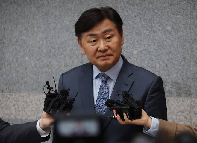 ‘돈 봉투 살포 의혹’에 휩싸인 김관영 전북특별자치도지사가 1일 도청에서 취재진에게 “청년들에게 대리비를 줬다가 회수했다”며 “당 윤리감찰단에 있는 그대로 소명하겠다”고 밝히고 있다. 2026.4.1