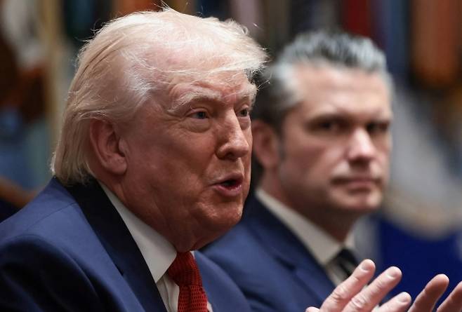 도널드 트럼프 미국 대통령이 지난 26일(현지시간) 워싱턴 백악관에서 열린 각료회의에서 발언하고 있다. 오른쪽은 피트 헤그세스 국방장관. 로이터 연합뉴스