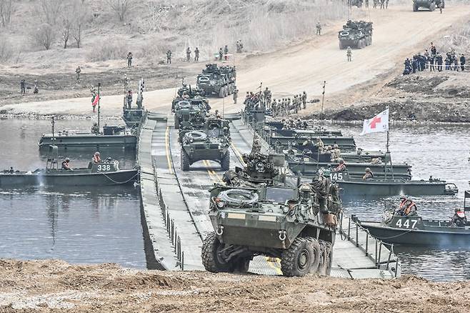 지난 3월 4일 경기도 연천군 일대에서 실시된 한미연합 제병협동훈련에서 미 스트라이커 장갑차가 한국군 자주도하장비 수룡(KM3)과 미국 개량형 전술부교(IRB)가 결합한 연합부교를 통해 도하하고 있다. 사진 제공=육군