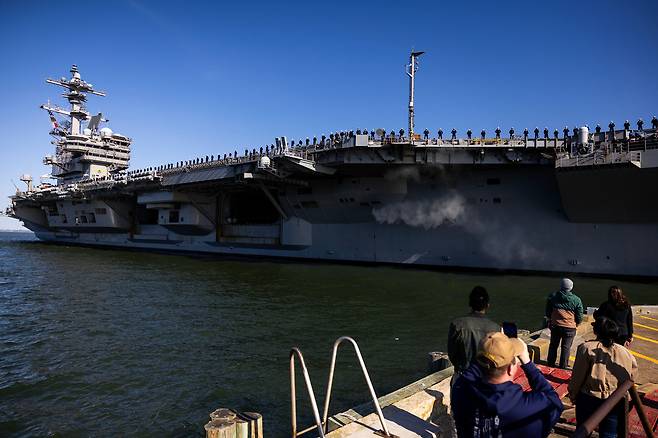 버지니아주 노퍽 기지에서 출항하는 조지 H.W. 부시호. AP연합뉴스