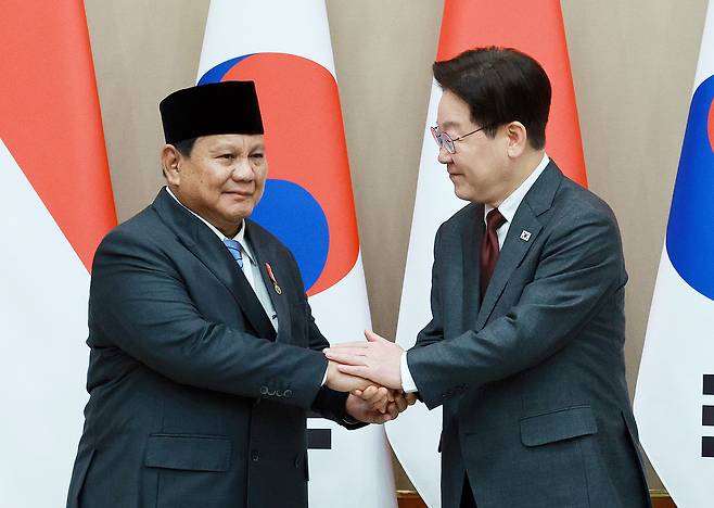 이재명 대통령과 프라보워 수비안토 인도네시아 대통령이 1일 청와대에서 확대 정상회담에 앞서 악수하고 있다. 연합뉴스