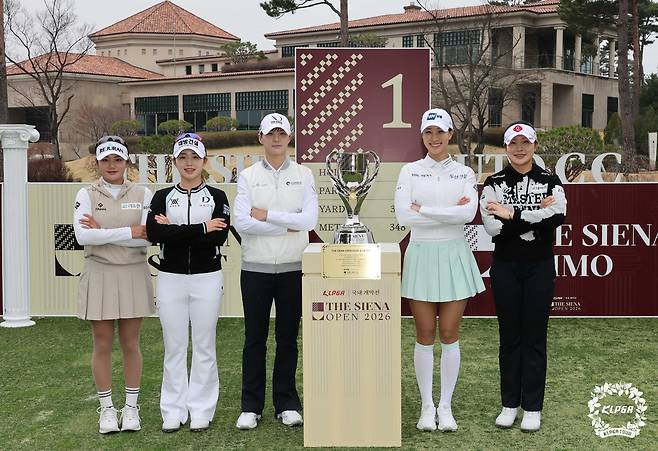 노승희(왼쪽부터), 임진영, 박성현, 유현주, 유현조가 1일 경기 여주 더 시에나 벨루토CC에서 진행된 더 시에나 오픈 2026 포토콜 행사에서 포즈를 취하고 있다. 사진 제공=KLPGA