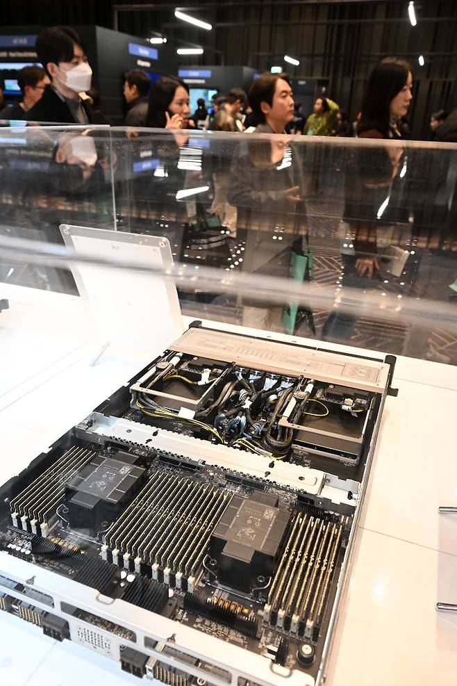 지난해 서울 강남구 코엑스에서 열린 SK AI 서밋에서 관람객들이 엔비디아 DGX B300을 살펴보고 있다. 조태형 기자