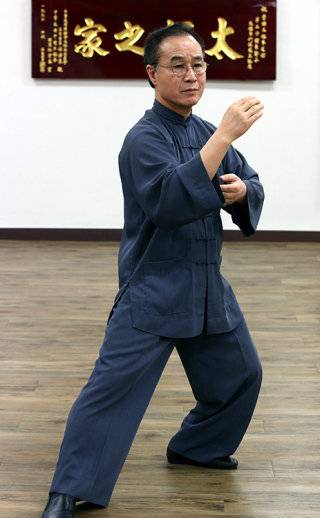 김성윤 전 서울아산병원 교수는 뇌 건강에 좋은 자극을 주는 운동으로 태극권을 꼽았다. 사진은 이찬 대한태극권협회 명예회장이 태극권을 시범하는 모습. 동아DB