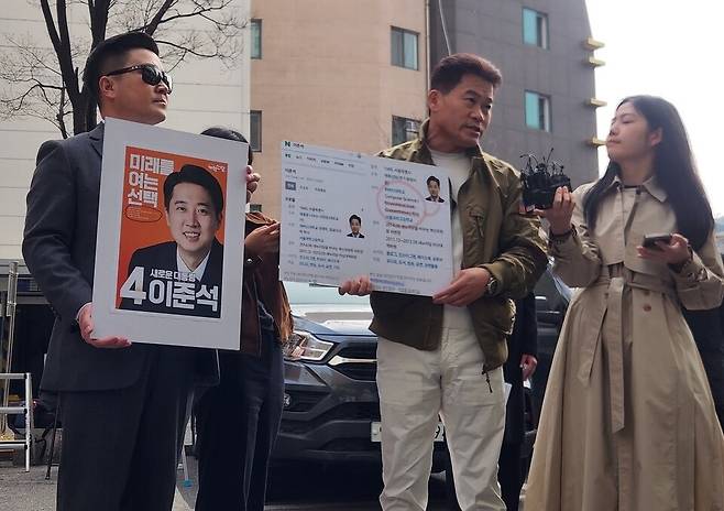 서울경찰청 형사기동대는 1일 오전 10시40분쯤부터 정보통신망법상 허위사실적시 명예훼손 혐의로 고발당한 전씨를 피의자 신분으로 소환해 조사하고 있다. 사진은 이날 출석 전 전씨가 취재진 앞에서 입장을 밝히는 모습 ⓒ연합뉴스