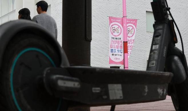 한국소비자원이 전동 이동장치 보유자를 대상으로 조사한 결과, 응답자의 69.2%가 자택 등 실내에서 주로 충전한다고 답했다. 사진은 '킥보드 없는 거리'를 운영 중인 서울 마포구 홍대 레드로드 ⓒ연합뉴스