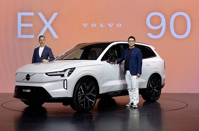 볼보자동차 에릭 세베린손 CCO와 볼보자동차코리아 이윤모 대표(오른쪽)가 EX90을 소개하고 있다. 사진제공|볼보자동차코리아