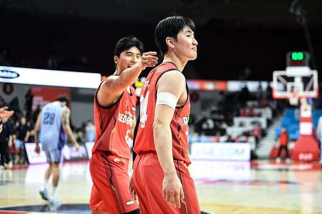 정관장 주장 박지훈(왼쪽)이 소속팀 후배 문유현의 신인상 자격을 강력하게 어필했다. 사진제공ㅣKBL