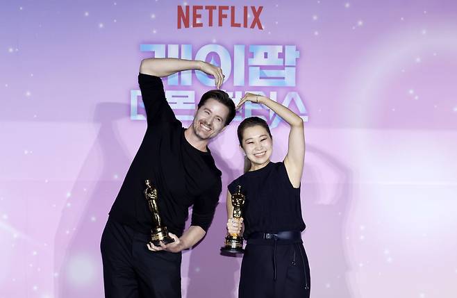 [서울=뉴시스] 김혜진 기자 = 크리스 애플한스(왼쪽), 매기 강 감독이 1일 오후 서울 용산구 CGV 용산아이파크몰에서 열린 넷플릭스 영화 ‘케이팝 데몬 헌터스’ 아카데미 수상 기념 기자간담회에서 포즈를 취하고 있다. 2026.04.01. jini@newsis.com