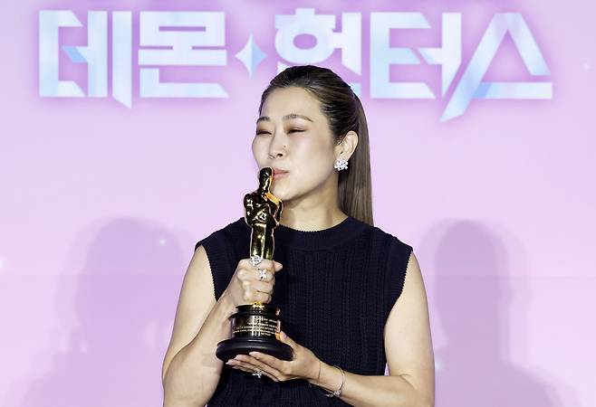 [서울=뉴시스] 김혜진 기자 = 매기 강 감독이 1일 오후 서울 용산구 CGV 용산아이파크몰에서 열린 넷플릭스 영화 ‘케이팝 데몬 헌터스’ 아카데미 수상 기념 기자간담회에서 포즈를 취하고 있다. 2026.04.01. jini@newsis.com