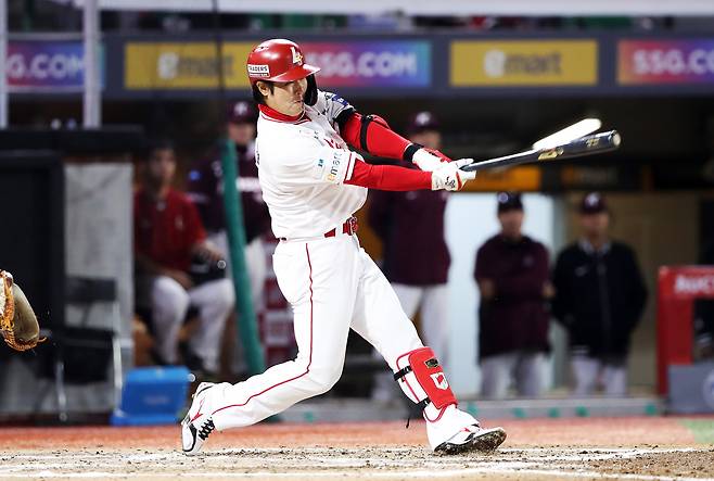 SSG 최정이 3월31일 인천 키움전에서 안타를 치고 있다. SSG랜더스 제공