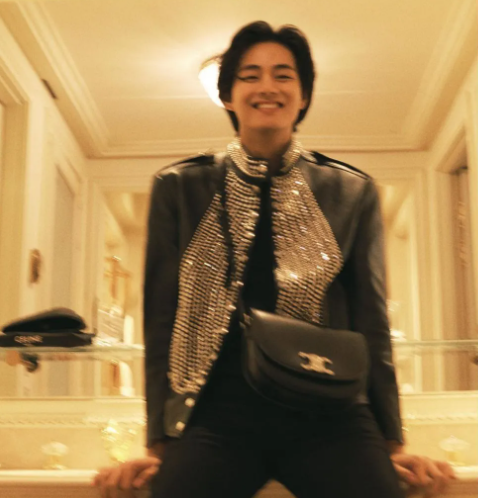 여성용 핸드백을 자연스럽게 둘러 맨 BTS뷔.