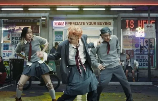 지드래곤이 ‘TOO BAD’ 뮤직비디오에서 선보인 스칸트룩. 바지 위에 치마를 레이어드한 젠더리스 패션이다.