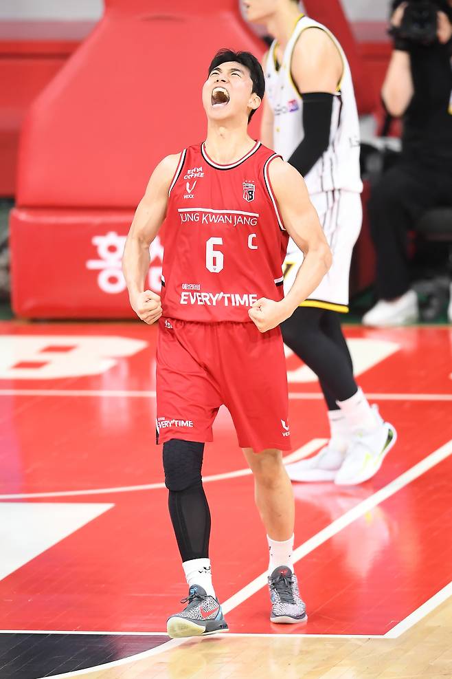 정관장 박지훈이 지난 31일 LG와의 홈경기에서 득점한 뒤 포효하고 있다. KBL 제공