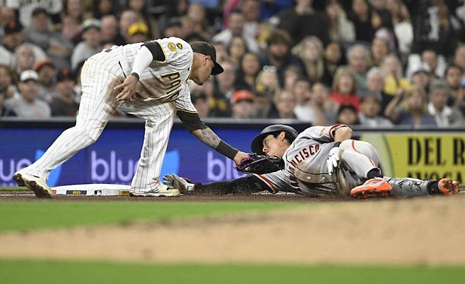 샌프란시스코 이정후가 1일 샌디에이고전 5회 안타를 친 뒤 3루에서 태그아웃되고 있다. Imagn Images