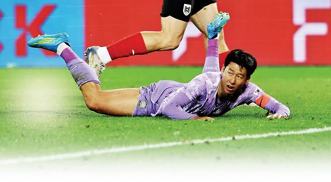 손흥민이 1일 오스트리아 빈에서 열린 오스트리아와 평가전에서 득점에 실패하자 아쉬워하고 있다.  연합뉴스