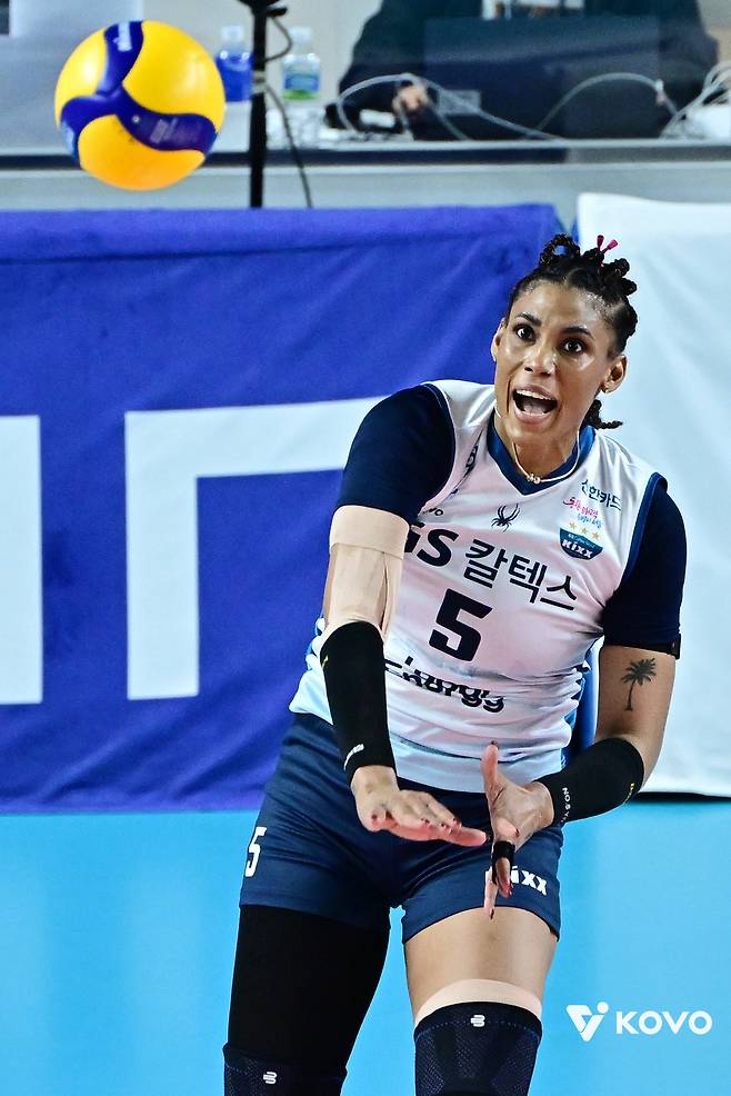 GS칼텍스 지젤 실바가 1일 김천실내체육관에서 열린 한국도로공사와 챔피언결정전 1차전 서브를 때리고 있다. KOVO 제공