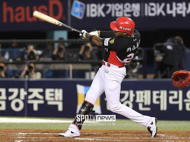 ▲ 카스트로는 구종과 코스를 가리지 않는 정교한 타격 능력으로 시즌 초반 돌풍을 일으키고 있다 ⓒ곽혜미 기자