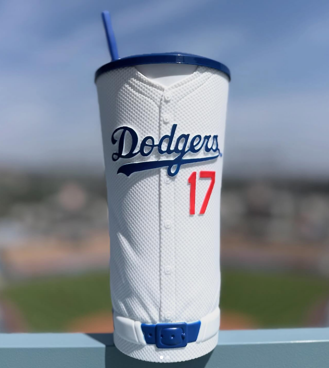 ▲ 오타니 쇼헤이의 유니폼을 형상화한 다저스타디움의 '신상' 굿즈. 75달러에 달하는 비싼 가격으로 논란이 됐지만 가격을 인하하고 음료 리필 조건을 구매 당일에서 시즌 중 상시로 완화하면서 금새 품절됐다.