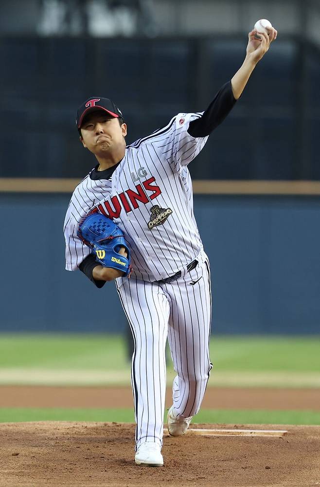 ▲ 4.1이닝 1실점 호투로 팀 첫 승리의 발판을 놓은 송승기 ⓒ연합뉴스