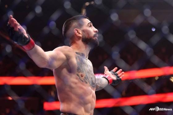 일리아 토푸리아가 찰스 올리베이라에게 승리 후 두 팔을 벌리고 있다. /AFPBBNews=뉴스1