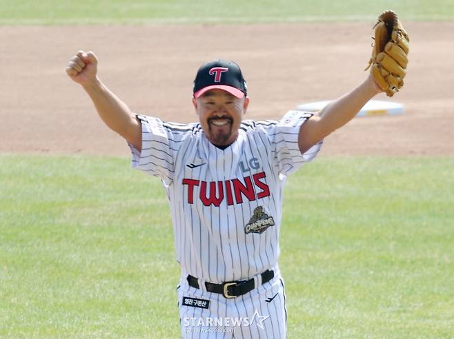 2026 신한 SOL Bank KBO리그 공식 개막전 LG 트윈스 대 KT 위즈 경기가 지난달 28일 서울 잠실야구장에서 열렸다.  LG 김용일 트레이닝 코치가  LG 승리기원 시구를 한 후 두팔을 번쩍 들고 있다. /사진=김진경 대기자