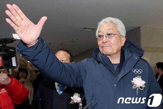 생전 장웅 전 북한 국제올림픽위원회(IOC) 위원이 지난 2018년 2월 12일 강원도 강릉시청 2층 특별전시관에서 열린 평창올림픽 개최 기념 대한민국 스포츠 외교 사진전 (The best moments of IOC.ANOC and Korea sports) 개막식에 참석해 인사를 나누고 있다. /사진=뉴스1