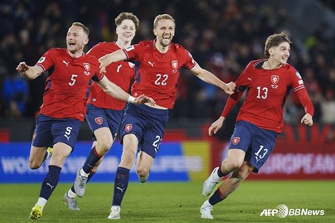 체코 축구대표팀 선수들이 1일(한국시간) 체코 프라하의 제넬랄리 스타디움에서 열린 '2026 국제축구연맹(FIFA) 북중미 월드컵 유럽축구연맹(UEFA) 플레이오프' D조 결승전에서 덴마크를 승부차기 끝에 꺾은 뒤 기뻐하고 있다. /AFPBBNews=뉴스1