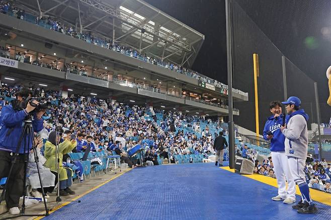 김지찬(오른쪽)이 4월 1일 경기 후 수훈 선수 인터뷰에 임하는 모습. /사진=삼성 라이온즈 제공