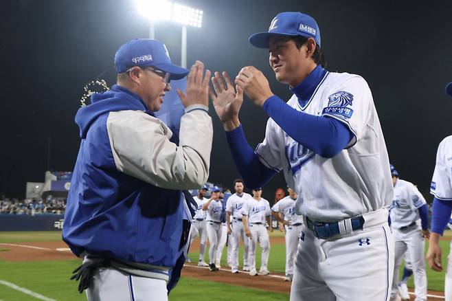 4월 1일 KBO 리그 역사상 최초로 구단 3000승을 달성한 삼성 라이온즈 선수단. 박진만(왼쪽) 삼성 감독과 구자욱이 하이파이브를 하고 있다. /사진=삼성 라이온즈 제공