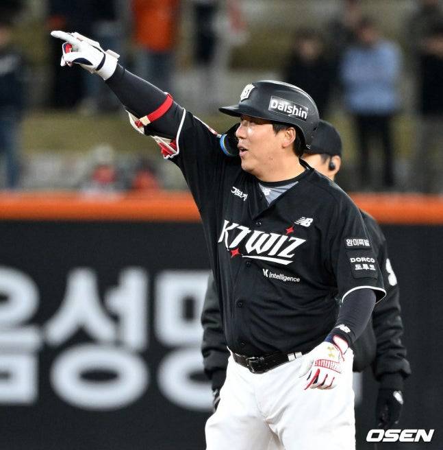 KT 김현수가 1일 한화전 9회초 결승 3타점 2루타를 때린 뒤 기뻐하고 있다. /사진=OSEN