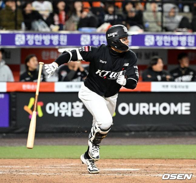 KT 최원준이 7회 2타점 역전타를 터뜨리고 있다. /사진=OSEN