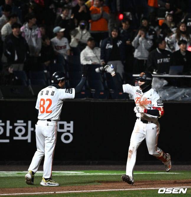 한화 심우준(오른쪽)이 1일 KT전 8회말 동점 스리런 홈런을 때리고 베이스를 돌고 있다. /사진=OSEN