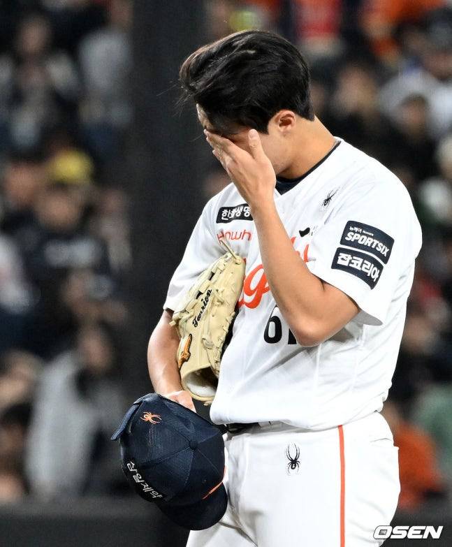 한화 정우주가 1일 KT전에서 실점한 뒤 아쉬워하고 있다. /사진=OSEN