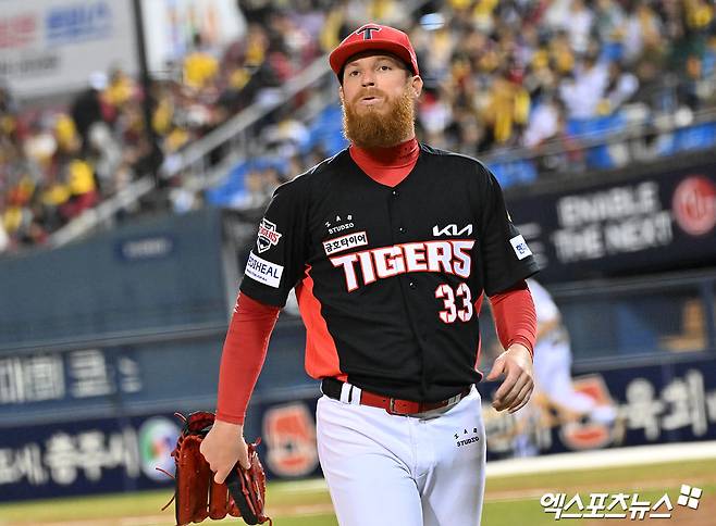 31일 오후 서울 송파구 잠실야구장에서 열린 '2026 신한 SOL Bank KBO리그' KIA 타이거즈와 LG 트윈스의 경기, 6회말 수비를 마친 KIA 올러가 더그아웃으로 향하고 있다. 잠실, 김한준 기자