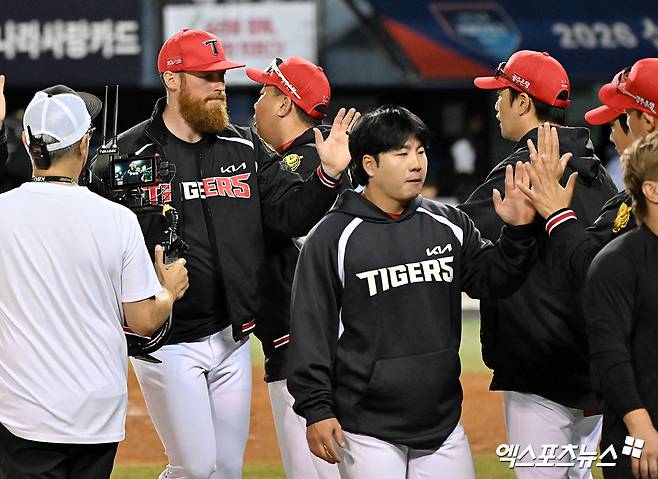 31일 오후 서울 송파구 잠실야구장에서 열린 '2026 신한 SOL Bank KBO리그' KIA 타이거즈와 LG 트윈스의 경기, KIA가 김도영의 투런 홈런에 힘입어 LG에 7:2로 승리하며 연패에서 탈출했다.  이날 경기에서 승리한 KIA 올러가 기뻐하고 있다. 잠실, 김한준 기자