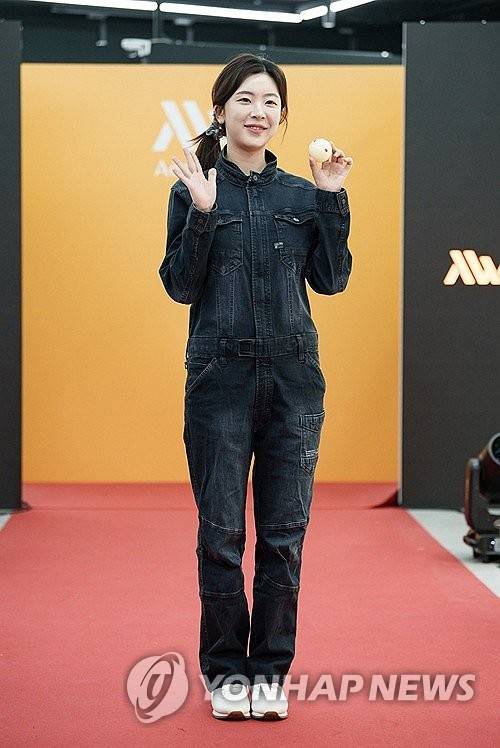 포즈 취하는 정수빈 (서울=연합뉴스) 정수빈 당구 선수가 27일 경기 군포시 AK플라자 금정점에서 열린 아에르웍스 브랜드 론칭 행사에서 당구공을 들고 포즈를 취하고 있다. 2025.11.27 [아에르웍스 제공. 재판매 및 DB 금지] photo@yna.co.kr