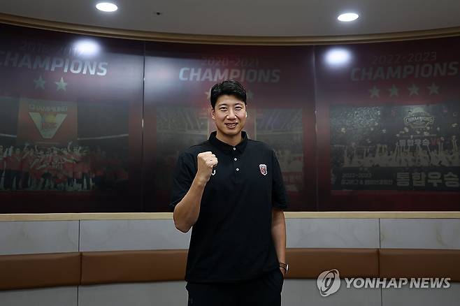 포즈 취하는 양희종 코치 (안양=연합뉴스) 윤동진 기자 = 프로농구 안양 정관장 코칭 스태프로 합류한 안양 정관장의 '레전드' 양희종이 30일 안양정관장아레나에서 연합뉴스와의 인터뷰에서 포즈를 취하고 있다. 2026.4.1 mon@yna.co.kr