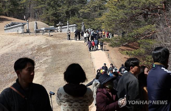 '왕사남' 1천100만 돌파…관광객 몰리는 영월 장릉 (영월=연합뉴스) 양지웅 기자 = 8일 관객 수 1천100만여명을 기록한 영화 '왕과 사는 남자'의 역사적 배경이 된 강원 영월군 장릉(단종의 무덤) 일원에 관광객 발걸음이 이어지고 있다. 2026.3.8 yangdoo@yna.co.kr