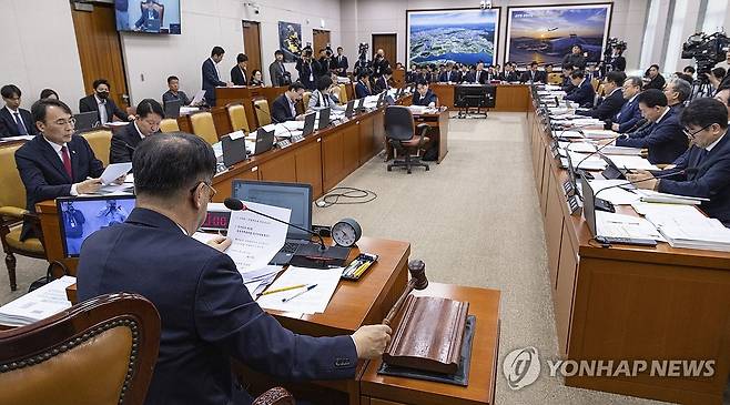 국토교통위, 택시월급제 전국 도입 2년 유예 의결 (서울=연합뉴스) 황광모 기자 = 1일 국회에서 열린 국토교통위원회 전체 회의에서 택시월급제 전국 도입 2년 유예안이 의결되고 있다. 2026.4.1 hkmpooh@yna.co.kr