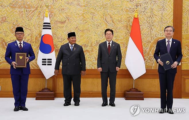 한-인니, 특별 포괄적 전략대화 협력 (서울=연합뉴스) 김도훈 기자 = 조현 외교부 장관과 수기오노 인도네시아 외교부 장관이 1일 청와대에서 이재명 대통령과 프라보워 수비안토 대통령이 임석한 가운데 특별 포괄적 전략대화 양해각서 문건을 교환한 뒤 기념 촬영을 하고 있다. 2026.4.1 superdoo82@yna.co.kr
