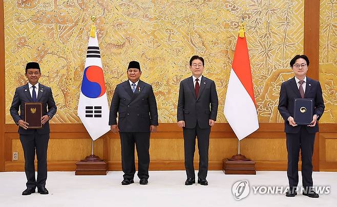 한-인니, 핵심광물 협력 (서울=연합뉴스) 김도훈 기자 = 김정관 산업통상부 장관과 바흘릴 라하달리아 인도네시아 에너지광물자원부 장관이 1일 청와대에서 이재명 대통령과 프라보워 수비안토 대통령이 임석한 가운데 핵심광물 협력 양해각서 문건을 교환한 뒤 기념 촬영을 하고 있다. 2026.4.1 superdoo82@yna.co.kr